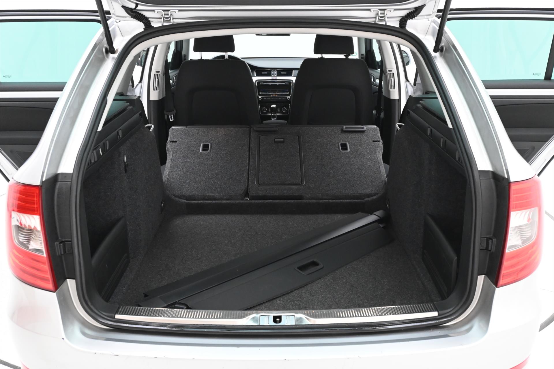 Main photo of the car Skoda Superb 2,0 TDI 103kW Ambition Serv. kniha (11)