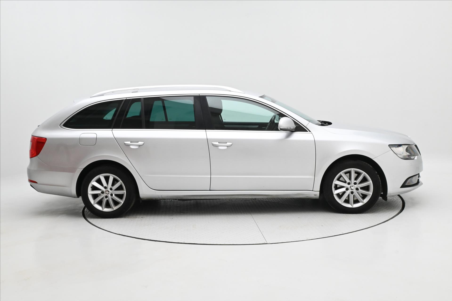Main photo of the car Skoda Superb 2,0 TDI 103kW Ambition Serv. kniha (4)