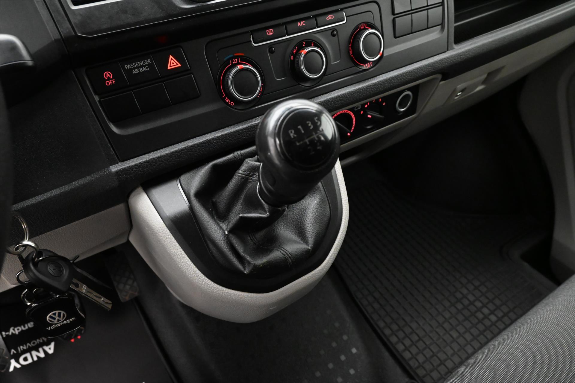 Hlavní fotografie vozu Volkswagen Transporter 2,0 TDI 75kW 9 míst Záruka až 5 let (18)