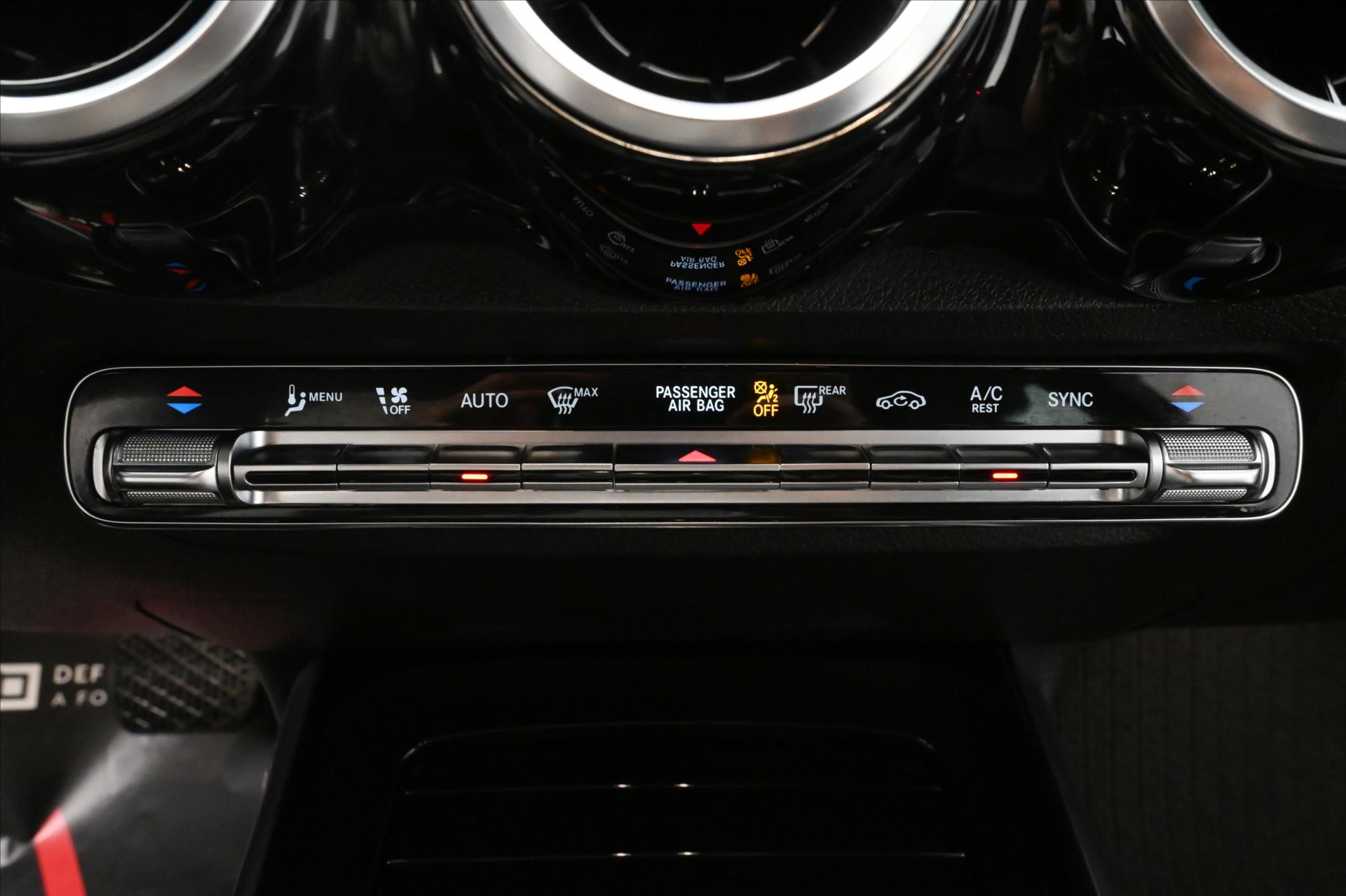 Main photo of the car Mercedes-Benz GLB 2.0 220d 140 kW 4MATIC Warranty up to 5 years (21)