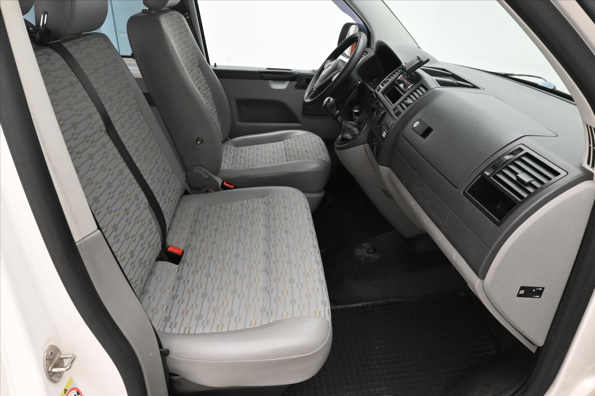 Hlavní fotografie vozu Volkswagen Transporter 2,0 TDI 75 kW 9 míst (13)
