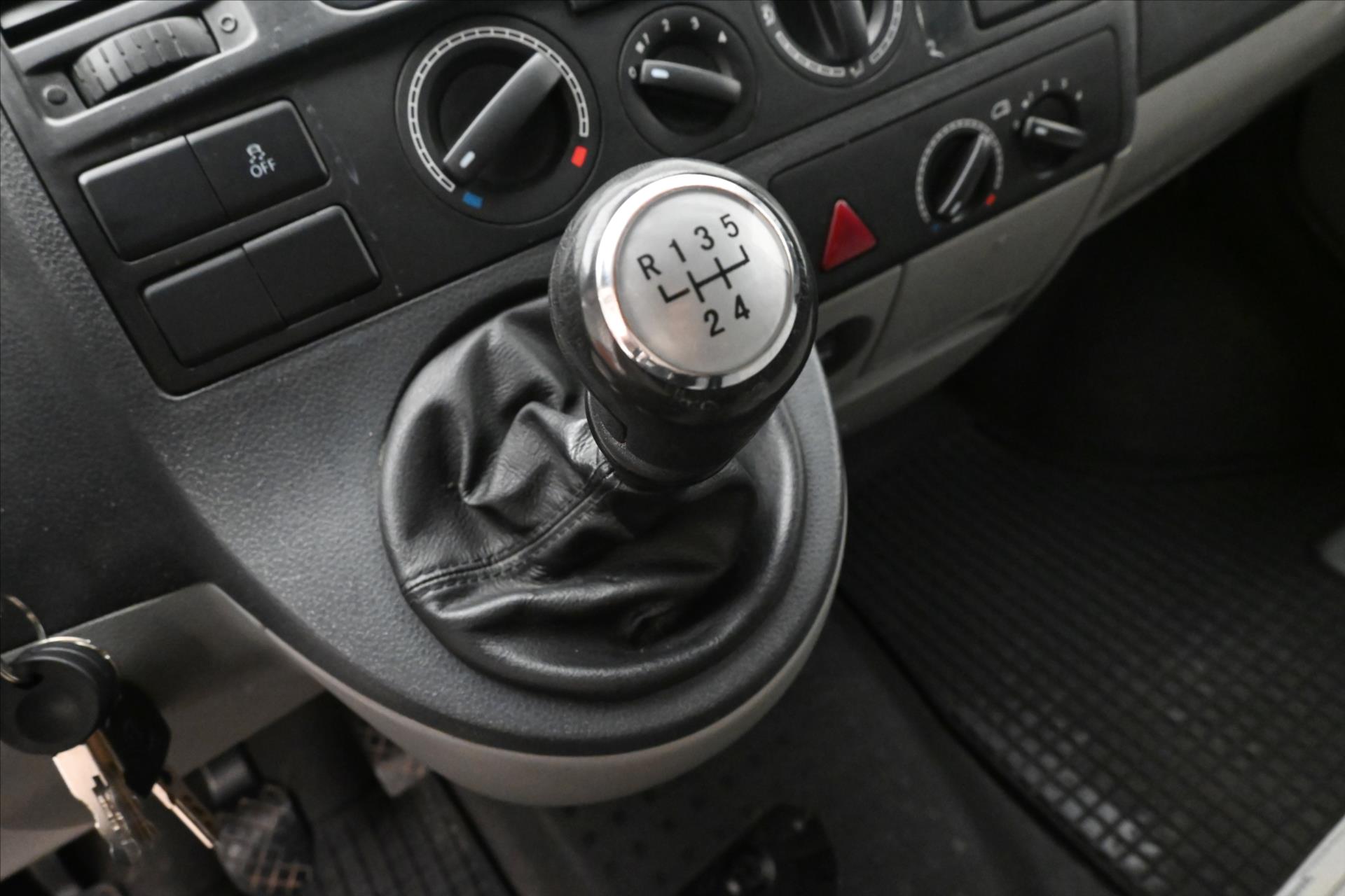 Hlavní fotografie vozu Volkswagen Transporter 2,0 TDI 75 kW 9 míst (22)