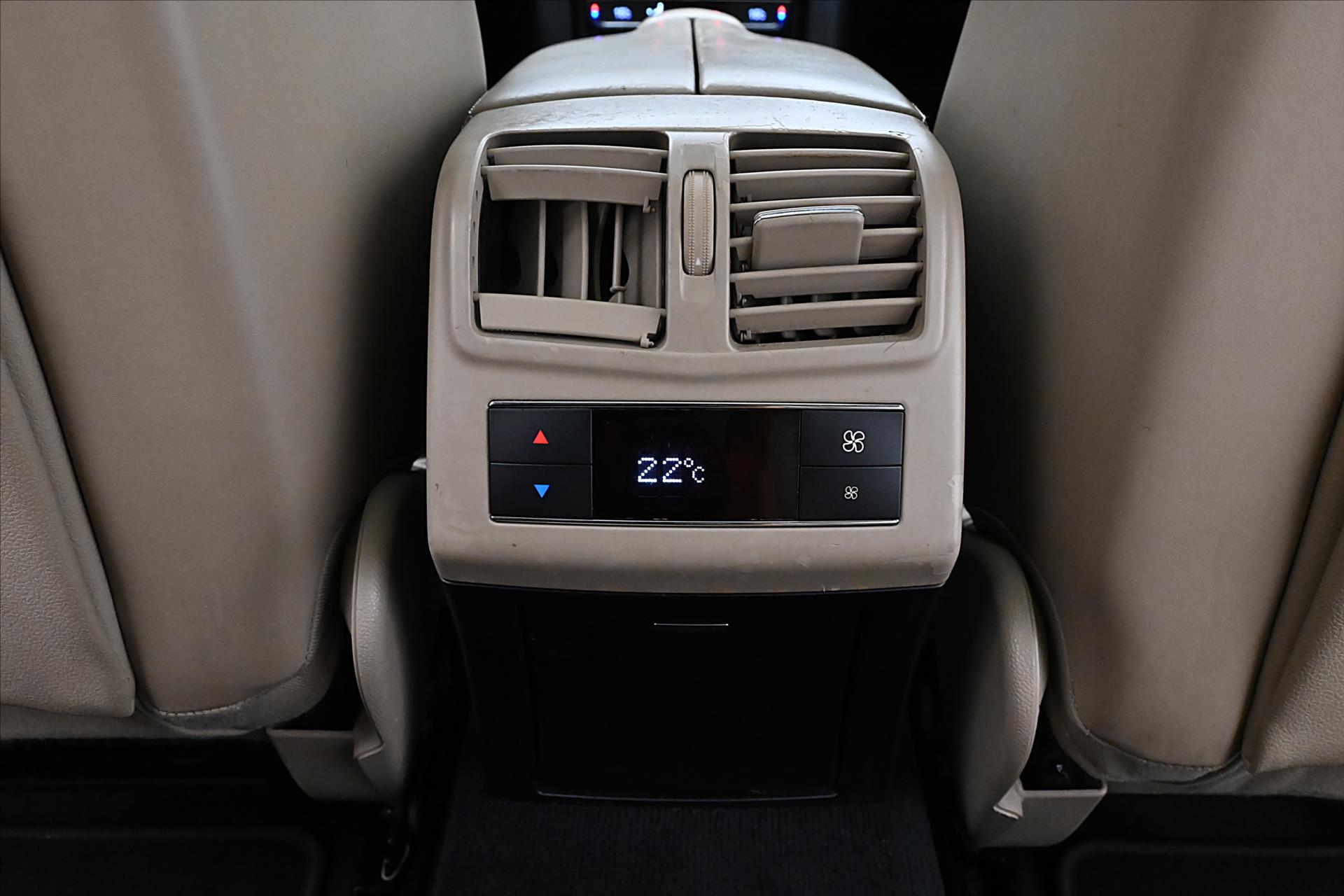 Hlavní fotografie vozu Mercedes-Benz Třídy E 3,0 350 CDi 195 kW Plný servis (21)