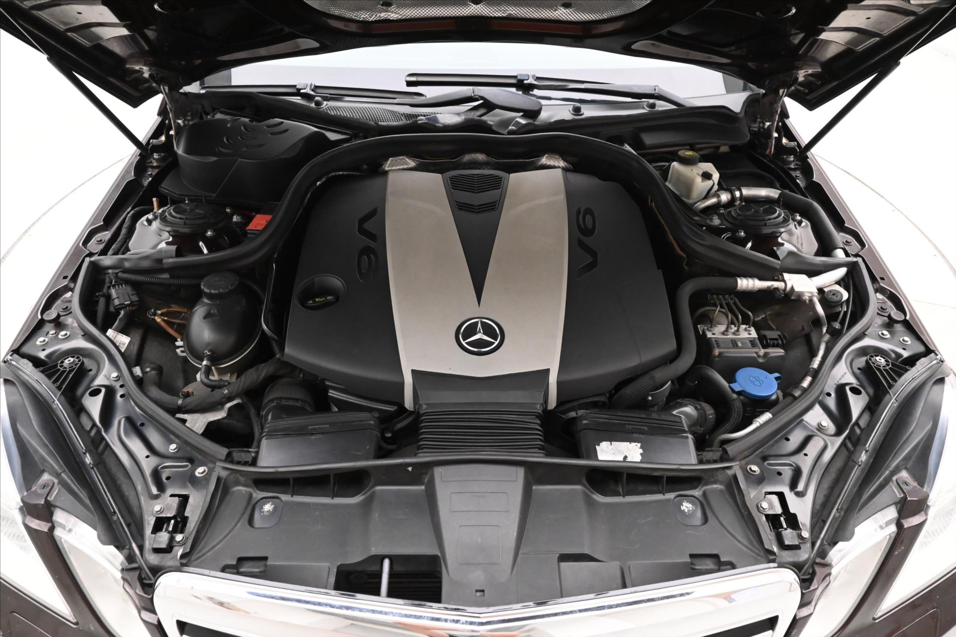 Hlavní fotografie vozu Mercedes-Benz Třídy E 3,0 350 CDi 195 kW Plný servis (9)