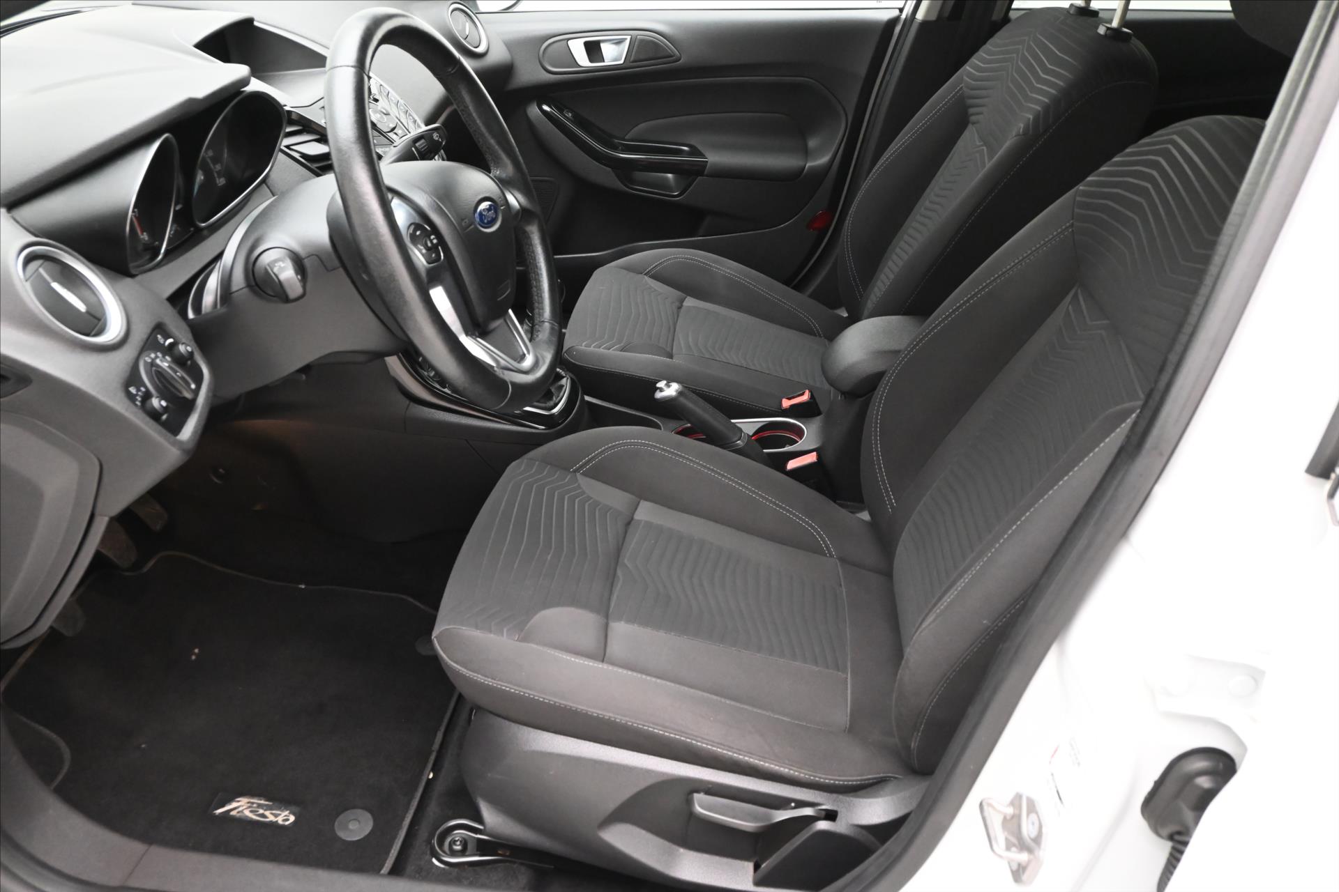 Main photo of the car Ford Fiesta 1.0 EcoBoost 74kW Titanium Serv. Book (14)