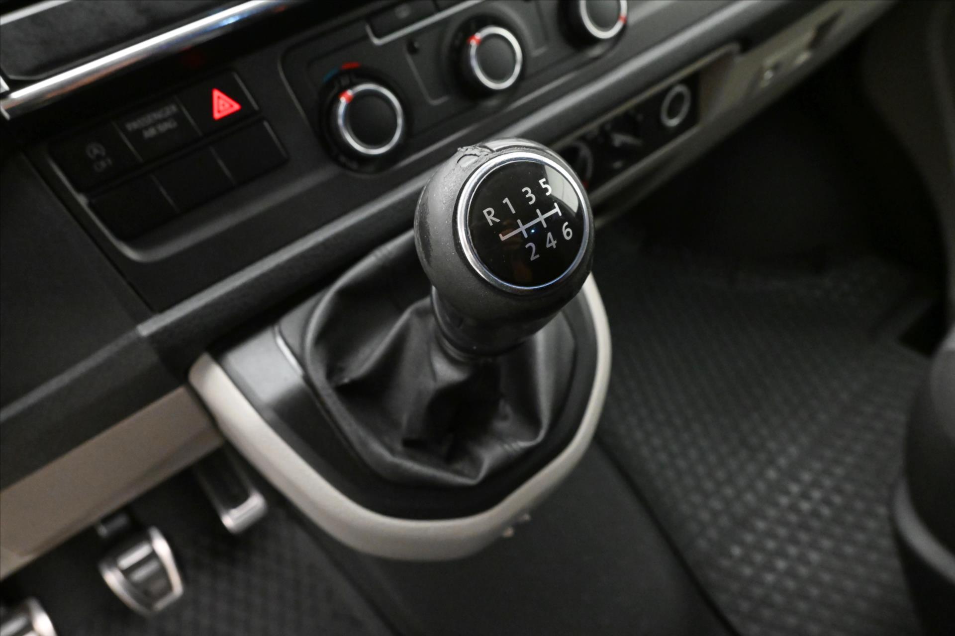 Hlavní fotografie vozu Volkswagen Transporter 2,0 TDI 110 kW 8míst Long Nezáv. topení (20)